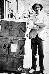 Andries Smorenburg and his crate