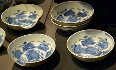 Crockery salvaged from the Witte Leeuw, on display at the Amsterdam Rijksmuseum